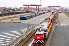 Tàu hàng liên vận chở phụ kiện pin năng lượng mặt trời, link kiện ô-tô xuất phát từ cảng Lô Triều, Thượng Hải, Trung Quốc. (Ảnh: Tân Hoa xã)