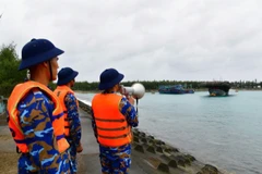 Cán bộ chiến sĩ Đảo Đá tây A tuyên truyền ngư dân vào âu tàu tránh trú áp thấp.