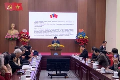 Chủ tịch Hội hữu nghị Việt Nam-Romania Hồ Quang Lợi phát biểu tại buổi gặp.