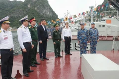 Thuyền trưởng Tàu 354, Lữ đoàn 170 giới thiệu tính năng kỹ chiến thuật của tàu với các đại biểu