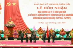  Thừa ủy quyền của Chủ tịch nước, Đại tướng Trịnh Văn Quyết trao Huân chương Bảo vệ Tổ quốc hạng Nhất tặng Cục Bảo vệ an ninh Quân đội. 