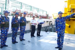 Đoàn kiểm tra nội dung thông qua giáo án huấn luyện Kỹ thuật chiến đấu bộ binh trên tàu Trường Sa 12, Hải đội 3.