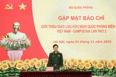 Trung tướng Nguyễn Văn Đức, Cục trưởng Tuyên huấn chủ trì gặp mặt báo chí. 