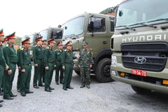 Trung tướng Trần Minh Đức trao đổi kinh nghiệm công tác bảo quản phương tiện.