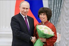 Tổng thống Liên bang Nga Vladimir Putin trao tặng Anh hùng Lao động Việt Nam Thái Hương Huân chương Hữu nghị của Nhà nước Liên bang Nga. (Ảnh: Điện Kremlin)