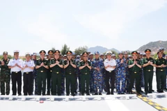 Thượng tướng Nguyễn Văn Nghĩa tặng quà và động viên các lực lượng tham gia luyện tập diễu binh trên biển.