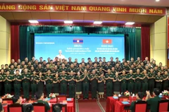 Lãnh đạo Tổng cục Hậu cần-Kỹ thuật và Học viện Hậu cần chụp ảnh chung với các cán bộ Quân đội Lào tham gia tập huấn.