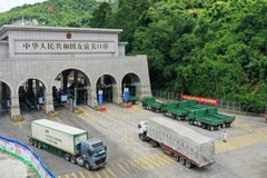 Các phương tiện thông quan tại cửa khẩu Hữu Nghị Quan, Quảng Tây, Trung Quốc. (Ảnh: ifeng.com)