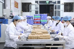 Gần 12 giờ đêm, người lao động Công ty Cổ phần 22 vẫn miệt mài sản xuất để kịp thời hoàn thành 30 tấn lương khô hỗ trợ bà con vùng lũ.