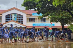 Cán bộ, học viên của Học viện Hải quân dọn dẹp vệ sinh giúp nhân dân tại xã Diên Khánh.