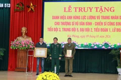 Thừa ủy quyền của Chủ tịch nước, Trung tướng Nguyễn Đức Hưng, Bí thư Đảng ủy, Chính ủy Quân khu 3 trao Bằng danh hiệu Anh hùng Lực lượng vũ trang nhân dân tặng đại diện gia đình Thượng sĩ Vũ Văn Bình.