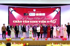 Đại diện Đại sứ quán và Ban tổ chức chụp ảnh lưu niệm tại chương trình.