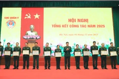 Trao các hình thức khen thưởng tặng tập thể, cá nhân đạt thành tích xuất sắc trong thực hiện nhiệm vụ năm 2025.