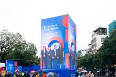 Dù thời tiết không thuận lợi, vẫn có rất đông học sinh và phụ huynh tham quan, trải nghiệm Ngày hội An toàn trực tuyến.