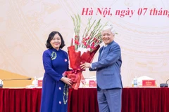 Đồng chí Đỗ Văn Chiến tặng hoa chúc mừng đồng chí Bùi Thị Minh Hoài. 