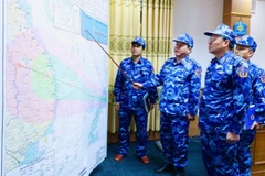 Thiếu tướng Lê Đình Cường kiểm tra phương án phòng, chống bão số 3 trên hải đồ.