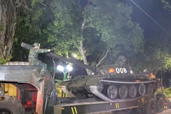 Xe tăng thiết giáp được vận chuyển bằng xe chuyên dụng trở về đơn vị.