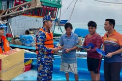 Cán bộ, chiến sĩ đảo Đá Lớn tuyên truyền cho ngư dân về các quy định IUU.