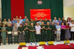 Tặng quà các gia đình chính sách, người có công trên địa bàn xã.