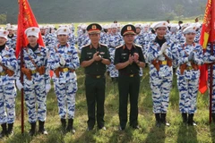 Trung tướng Trương Thiên Tô thăm hỏi lực lượng tham gia diễu binh, diễu hành.
