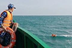 Cán bộ, chiến sĩ Tàu 954 tiếp cận các thuyền viên.