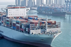 Tàu hàng ra vào cảng Thanh Đảo, tỉnh Sơn Đông, Trung Quốc. (Ảnh: Tân Hoa xã)