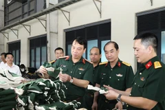 Thiếu tướng Vũ Văn Cường kiểm tra chất lượng sản xuất giày vải chiến sĩ tại Công ty cổ phần 26.