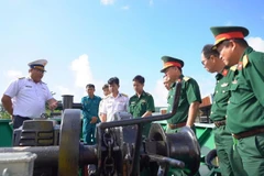 Đoàn công tác kiểm tra hệ thống tời neo và trang bị mặt boong trên tàu BV98291TS.