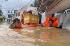 Cán bộ chiến sĩ Vùng 4 Hải quân cứu hộ nhân dân tại phường Tây Nha Trang.