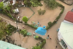 Hai tổ bay trực thăng thả hàng cứu trợ thiết yếu cho nhân dân.