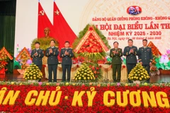 Thượng tướng Lê Huy Vịnh, Ủy viên Ban Chấp hành Trung ương Đảng, Ủy viên Quân ủy Trung ương, Thứ trưởng Bộ Quốc phòng tặng hoa chúc mừng Đại hội.