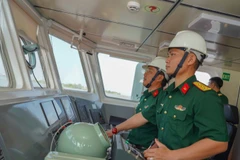 Kíp thuyền viên TN250 vận hành, khai thác tàu.