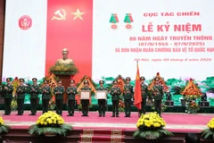 Thừa ủy quyền của Chủ tịch nước, Đại tướng Nguyễn Tân Cương trao Huân chương Bảo vệ Tổ quốc hạng Nhì tặng Cục Tác chiến và Cục Bản đồ trước đây (nay là Cục Tác chiến).