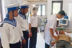 Bác sĩ đảo Trường Sa thăm khám cho ngư dân Nguyễn Văn Lai.