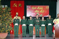 Trung tướng Đỗ Văn Thiện trao quà Tết của Đảng ủy, chỉ huy Tổng cục Hậu cần-Kỹ thuật tặng quân nhân của Kho K182, Cục Xăng dầu có hoàn cảnh đặc biệt khó khăn.