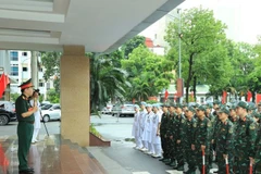 Đại tá Lê Văn Đông động viên cán bộ, y, bác sĩ Bệnh viện Quân y 354 hoàn thành tốt nhiệm vụ.