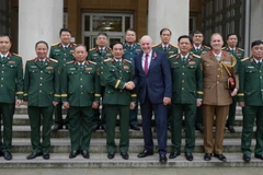 Đại tướng Phan Văn Giang và Quốc vụ khanh Quốc phòng Anh Vernon Coaker cùng các đại biểu.