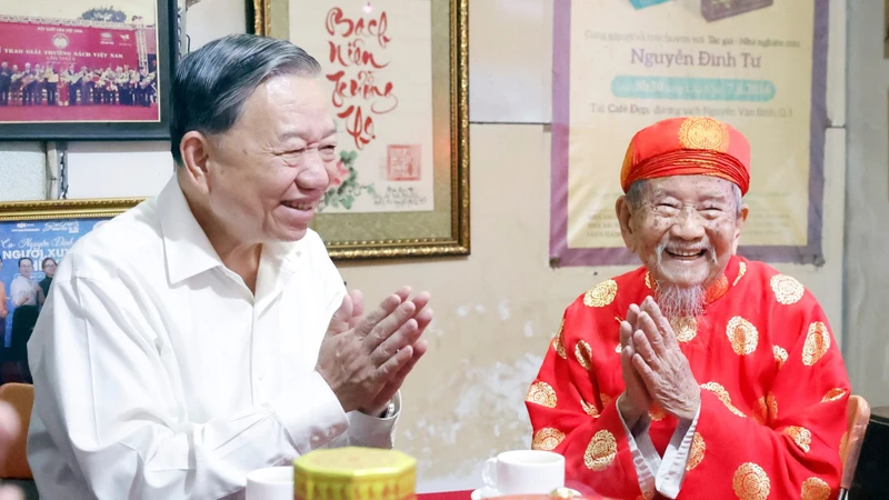 Tổng Bí thư Tô Lâm đến thăm, chúc Tết nhà nghiên cứu Nguyễn Đình Tư, 106 tuổi, người có nhiều công trình nghiên cứu về sử học, văn hóa có giá trị. (Ảnh: THỐNG NHẤT/TTXVN)
