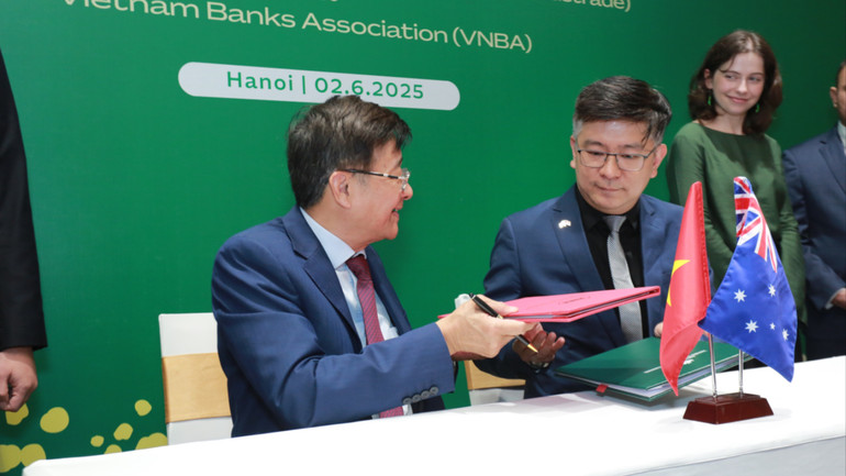 Tiến sĩ Nguyễn Quốc Hùng, Phó Chủ tịch kiêm Tổng Thư ký Hiệp hội Ngân hàng Việt Nam và ông Jonathan Saw, Tham tán Thương mại và Đầu tư chính phủ Australia tại Việt Nam tại lễ ký kết. (Ảnh: HẢI YẾN) img-4970-8490.jpg