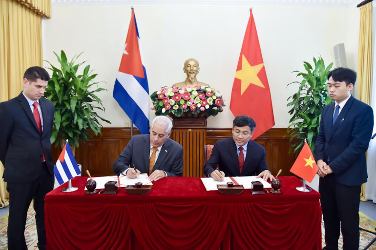 Ký kết Kế hoạch Tham khảo chính trị giai đoạn 2026-2028 giữa hai Bộ Ngoại giao Việt Nam-Cuba. (Ảnh: BNG) anh-tkct-3.jpg