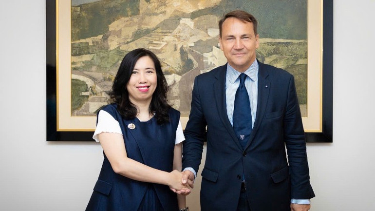 Thứ trưởng Ngoại giao Lê Thị Thu Hằng cùng Bộ trưởng Ngoại giao Ba Lan Radosław Sikorski. (Ảnh: BNG) btng-ba-lan-9754.jpg