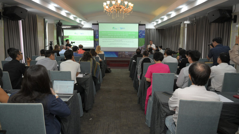 Đại diện các doanh nghiệp, hiệp hội ngành hàng, cơ quan quản lý Nhà nước, tổ chức quốc tế và viện nghiên cứu tham gia chuỗi khóa đào tạo về kinh tế tuần hoàn và sản xuất. (Ảnh: UNDP) l21-4640-5902.jpg