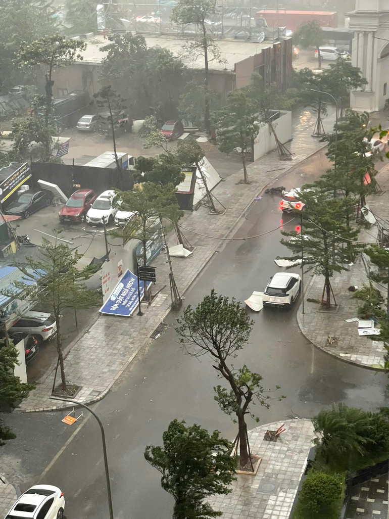 Nhiều biển báo bị gió thổi bay tại khu chung cư Rose Town Ngọc Hồi. 2-mua-bao.jpg