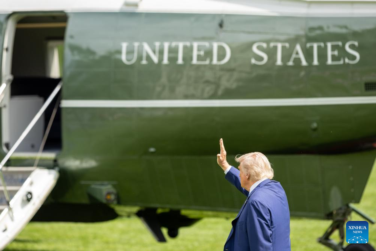 Tổng thống Mỹ Donald Trump đi bộ lên trực thăng tại khuôn viên Nhà trắng ở Washington D.C. (Ảnh: Tân Hoa xã) tong-thong-my-donald-trump-di-bo-len-truc-thang-marine-one-tai-nha-trang-o-washington-dc-2.png