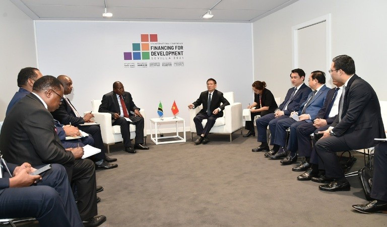 Phó Thủ tướng Chính phủ Hồ Đức Phớc gặp Phó Tổng thống Tanzania Philip Isdor Mpango. (Ảnh: Bộ Ngoại giao) img-20250701-192034.jpg