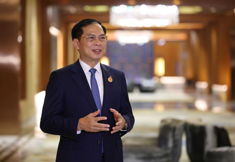 Phó Thủ tướng, Bộ trưởng Ngoại giao Bùi Thanh Sơn trao đổi với báo chí. (Ảnh: BNG) img-c79d37f83dfbb77975cb1389645c0570-v.jpg