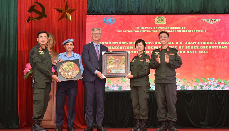 Phó Tổng Thư ký Liên hợp quốc Jean-Pierre Lacroix làm việc với Văn phòng Thường trực Bộ Công an và Đơn vị Cảnh sát gìn giữ hòa bình số 1. (Ảnh: VNFPU1) cut-dsc-2311.jpg