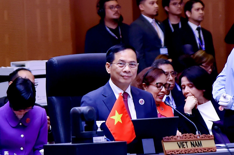 Đoàn Việt Nam do Phó Thủ tướng, Bộ trưởng Ngoại giao Bùi Thanh Sơn dẫn đầu đã tham dự và có nhiều đóng góp quan trọng cho thành công của các Hội nghị. (Ảnh: BNG) pttg-btng.jpg