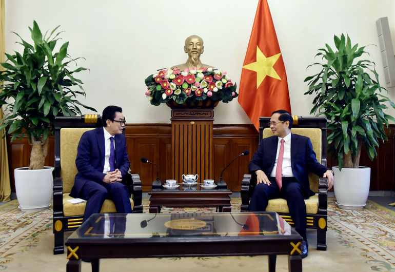 Phó Thủ tướng, Bộ trưởng Bùi Thanh Sơn trao đổi cùng Quốc vụ khanh Campuchia Ung Rachana. (Ảnh: BNG) pttg-btng-tiep-qvk-cpc.jpg