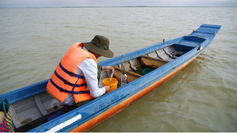 Cán bộ Viện Kỹ thuật Biển lấy mẫu kiểm tra chất lượng nước hồ Dầu Tiếng. dau-tieng-2.jpg